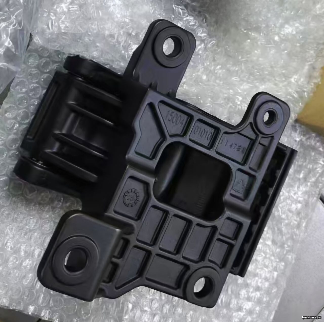 Передний кронштейн крепления электрического порога (правый) Lynk&Co 900