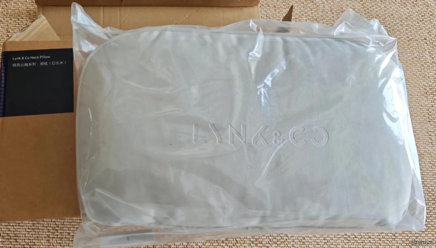 Подушка для подголовника Lynk&Co 900 (цвет - белый) - фото 3